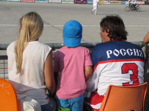 Владимир Сосницкий с семьёй в перерыве между матчами