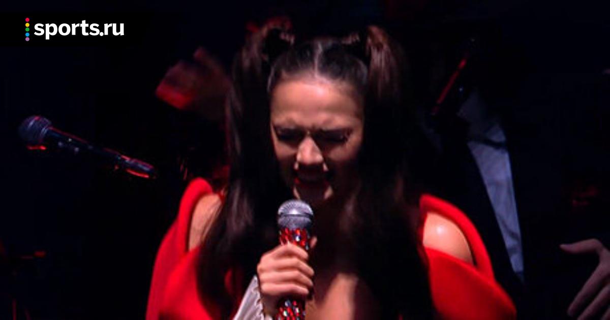 микрофон в звукозаписывающей студии. анна седокова открытый рот. микрофон в студии. девушка поет. спеть под фонограмму.