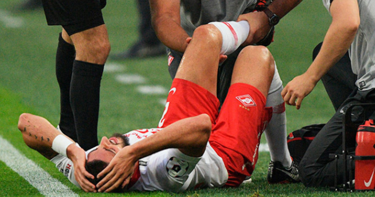 Гусев травма. Разрыв крестообразной связки у футболистов. Травма крестообразной связки колена футболисты.