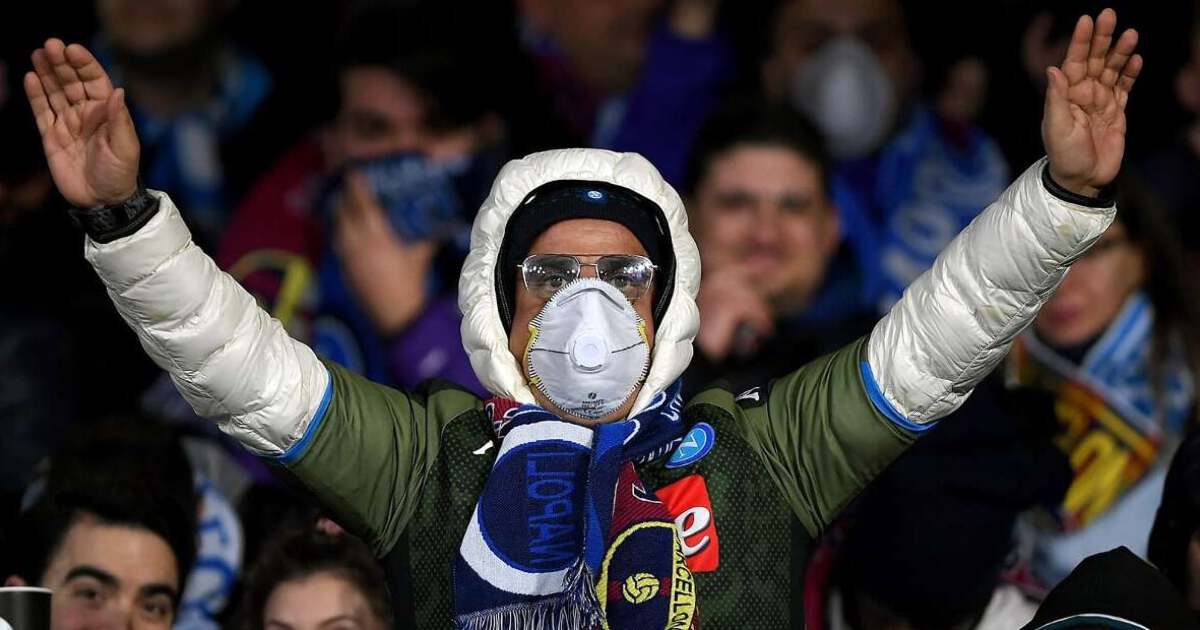 Спортивные болельщики в масках