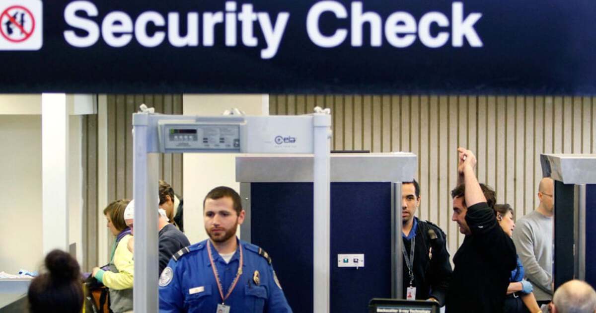 Security control. Security в аэропорту. Security check в аэропорту. Контроль безопасности в аэропорту. Security Checkpoint в аэропорту.