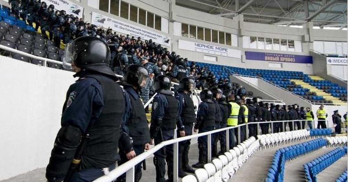 Полиция стадион. Полиция на стадионе. Полиция на матче. Полиция на футбольном стадионе. Полиция футбол.