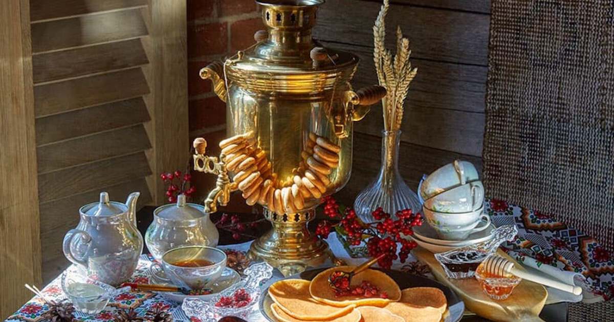 Поданный самовар. Самовар и русский чай традиции чаепития. Тульский самовар чаепитие. Чаепитие с самоваром. Чайный столик с самоваром.