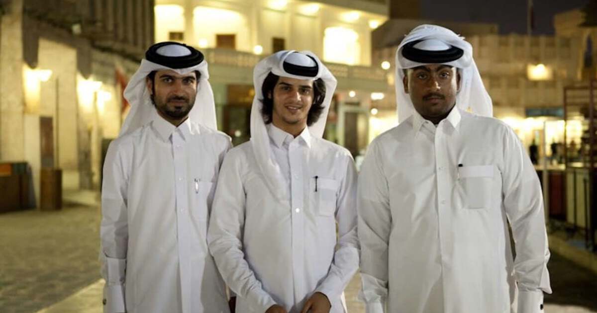 Арабские группы. Катар арабы-катарцы. Катар национальный костюм. Катар одежда мужчин. Арабские эмираты костюм мужской.