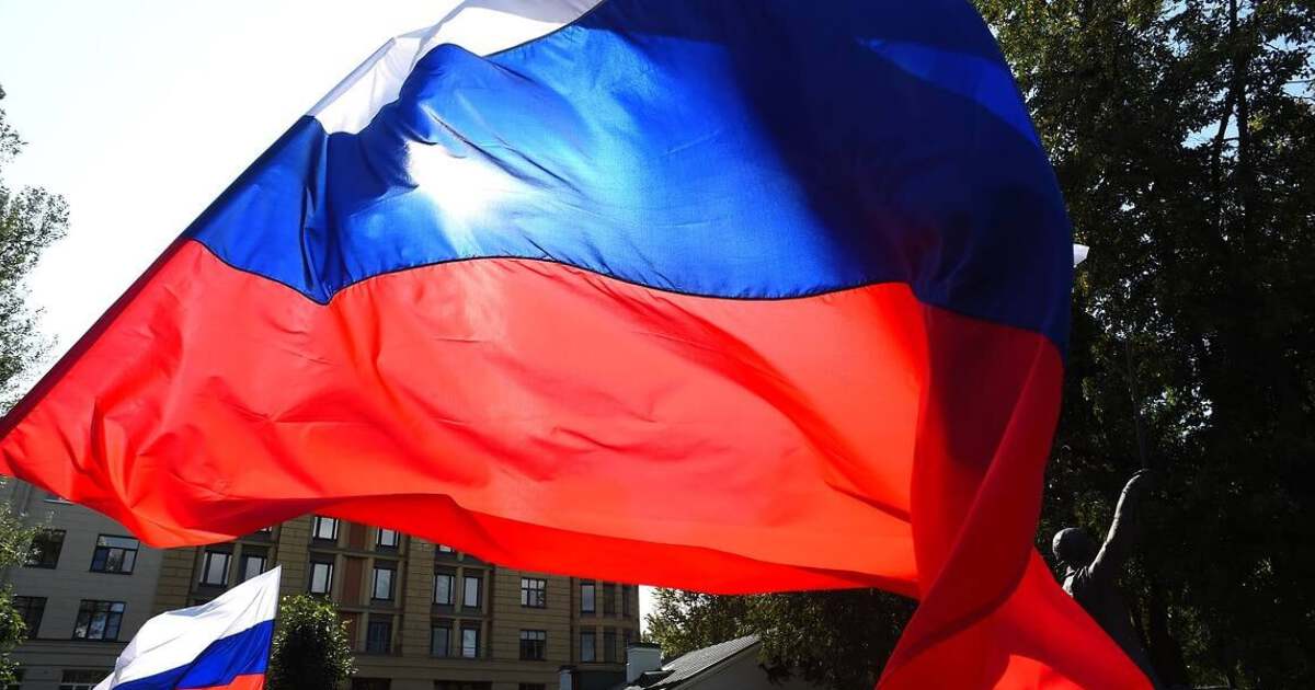 Использование флага. Триколор и красное Знамя. Красный российский флаг. Истинный флаг России. Российский исторический Триколор заменен красным флагом.