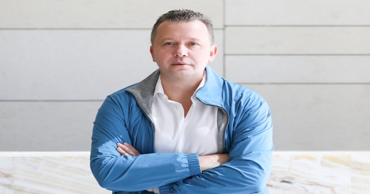 В детстве недоиграл, в 16 лет ушел в бизнес". Ломакин объяснил, почему финансиру