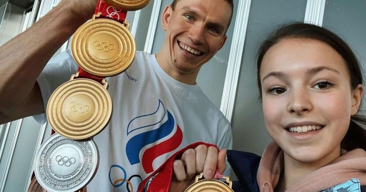 Пекин олимпиада 2022 Александр Большунов награждение