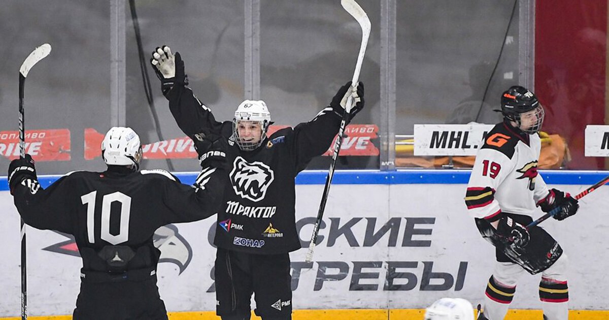 Трактор челябинск во сколько играют. Академия хоккея трактор Челябинск. Трактор хоккей. Хоккеисты трактора. Форма трактора хоккей.