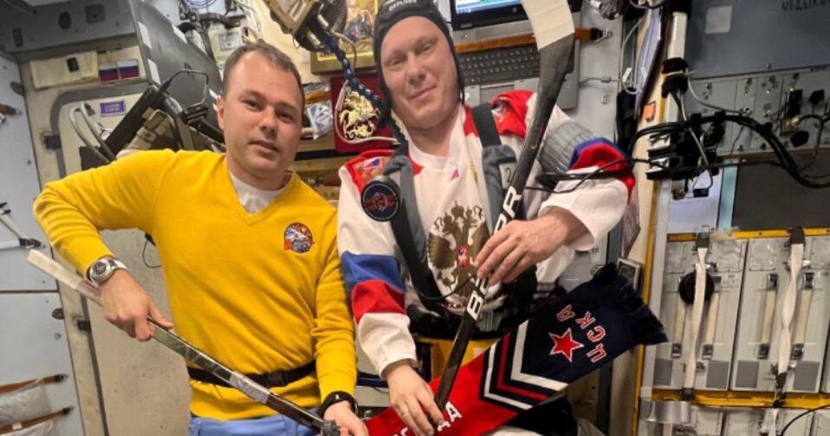 65 экспедиция на мкс. космонавт в невесомости. радиостанция на мкс. космонавты россии на орбите. мкс хоккей.