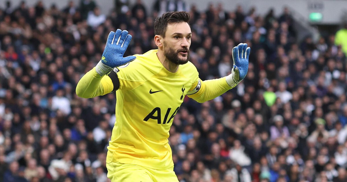 Hugo Lloris blows Ball