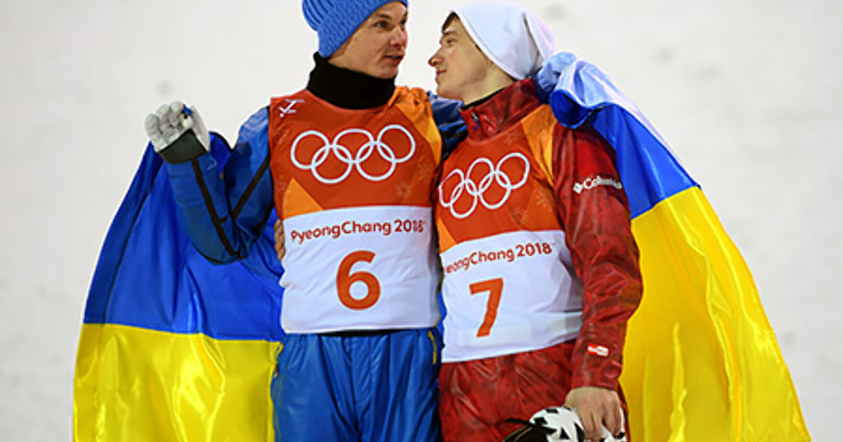 Спортсмены обнимаются