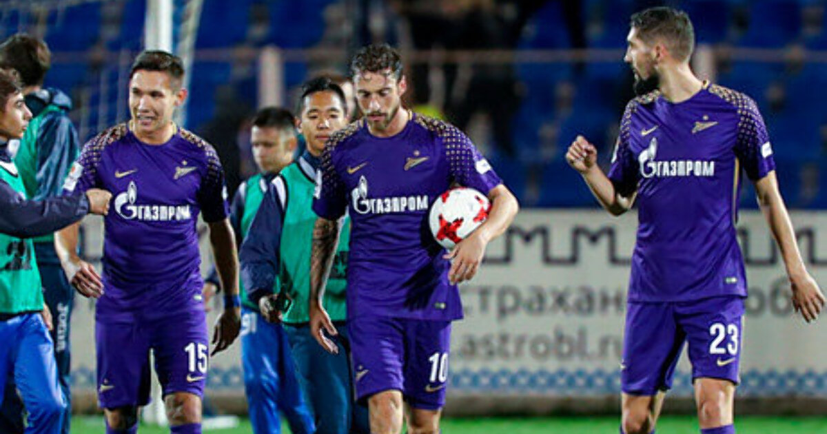 Футболисты в фиолетовой форме