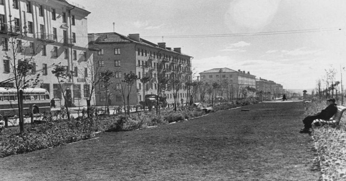 Старый киров. Город Киров Октябрьский проспект. Киров Октябрьский проспект 60е годы. Октябрьский проспект в Кирове. Город Киров улица Октябрьский проспект.