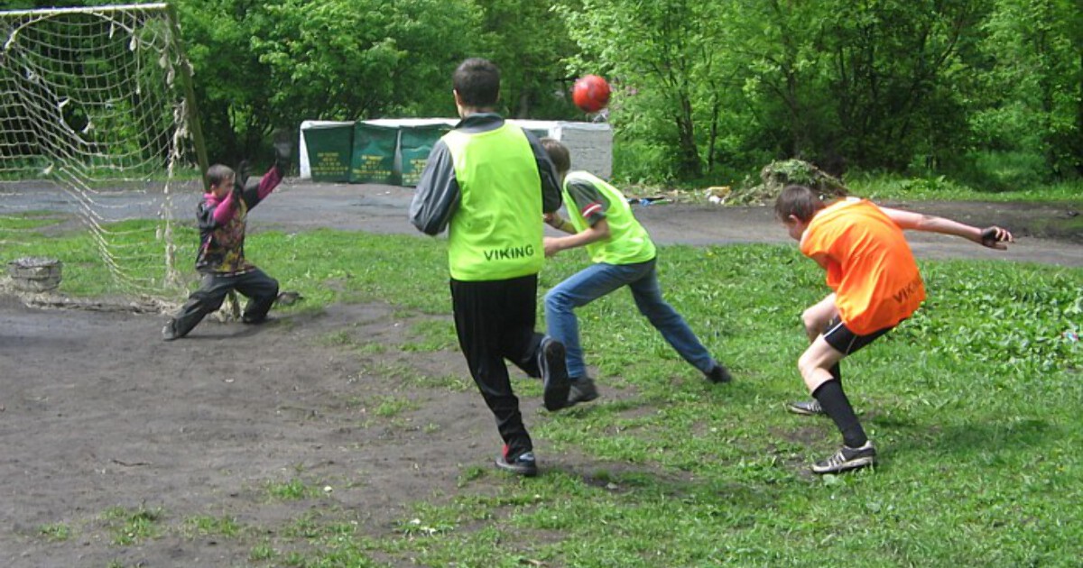 Игра в футбол весной